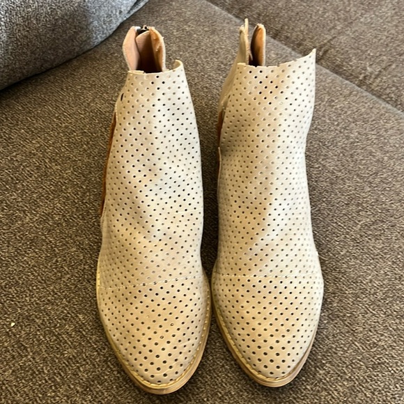 Mi.iM Ariel Heeled Ankle Booties Beige Vegan Suede Perforated boots Size 10 NWOB - Picture 2 of 10